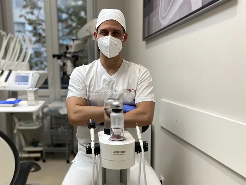 Dentálhigiénés kezelést végző szakember Airflow géppel, irányított biofilmterápia