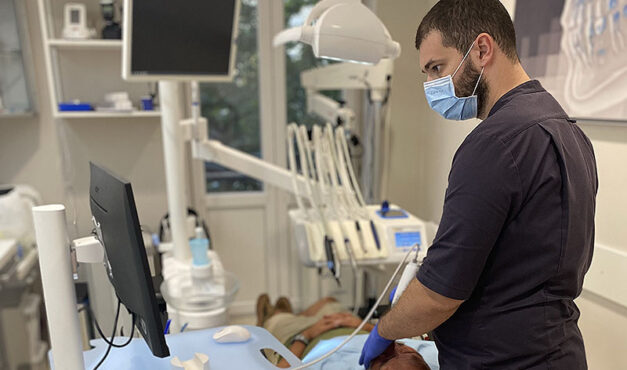 Dr. Hriczó-Koperdák Gergely intra-oral scannerrel feltérképezi a páciens fogait
