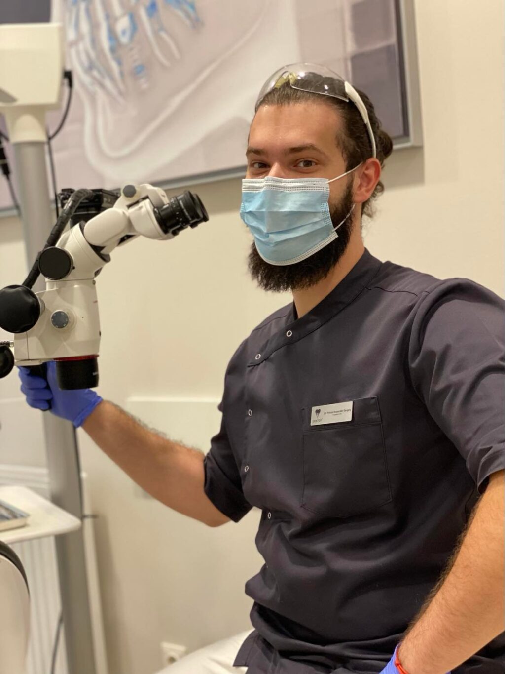 Dr. Hriczó-Koperdák Gergely, fogpótlástan szakorvosa, mikroszkópos gyökérkezelő műszerrel