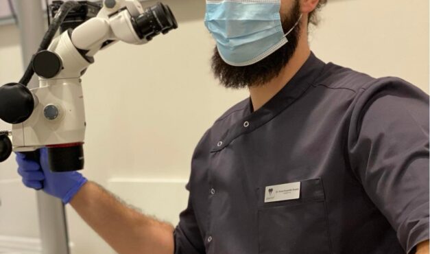 Dr. Hriczó-Koperdák Gergely, fogpótlástan szakorvosa, mikroszkópos gyökérkezelő műszerrel